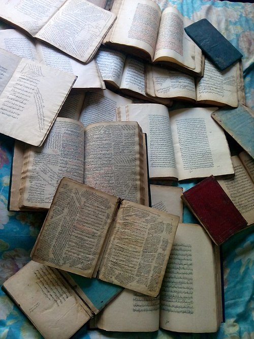 Un montón de manuscritos do século dezaoito espallados polo chan.