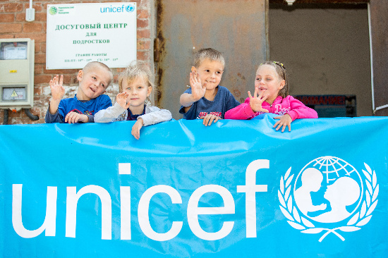Nenos coa bandeira de UNICEF