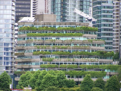 Edificio en Vancouver cuberto de vexetación.