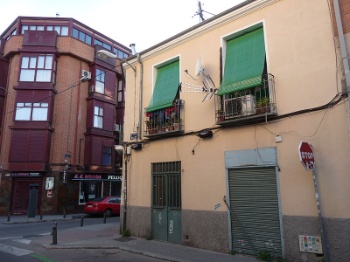 Imaxe da rúa Müller de Madrid esquina coa rúa Azucenas