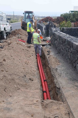 Obreiros traballando para soterrar tubaxes.