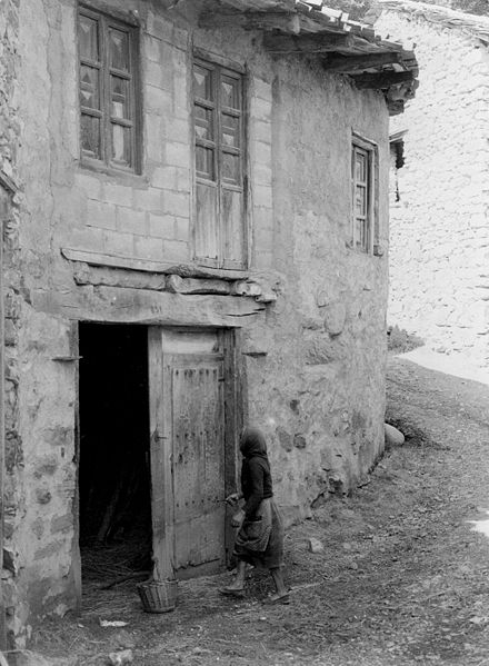 Fotografía dunha aldea case deserta