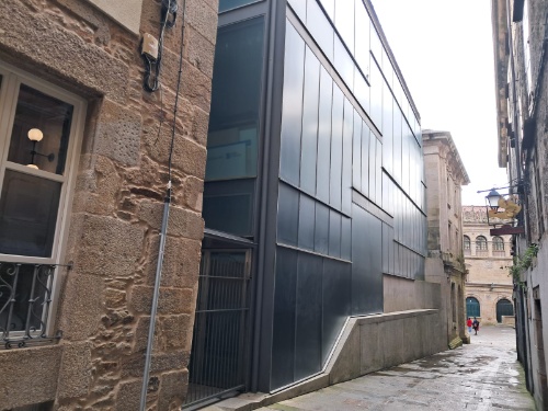 Lateral do Museo das Peregrinacións en Santiago de Compostela.