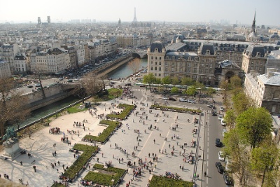Vista da praza Xoán Pablo II de París desde as torres de Notre Dame.