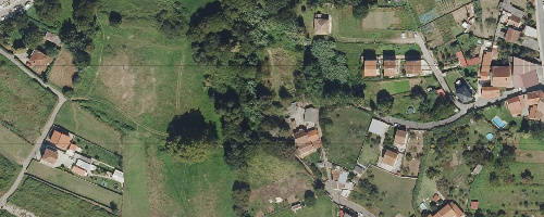 Foto aérea dun sector con vivendas e vexetación