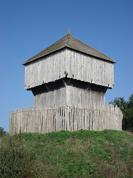 Fotografía da reconstrucción dun castelo do século XI en Saint-Sylvain-d'Anjou, Francia