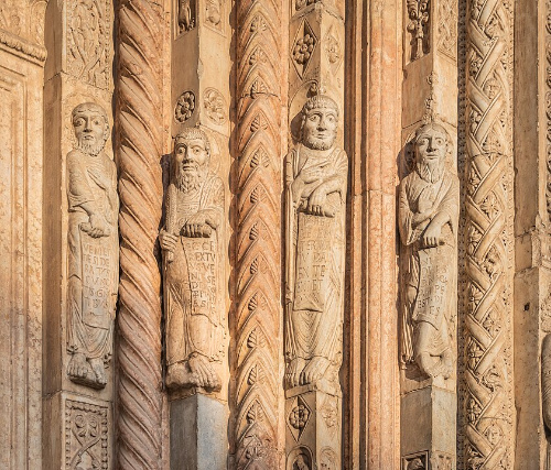 Fotografía das Estatuas columna da fachada da catedral de Verona, Italia