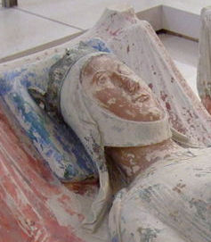 Detalle del féretro en piedra policromada de Leonor de Aquitania.