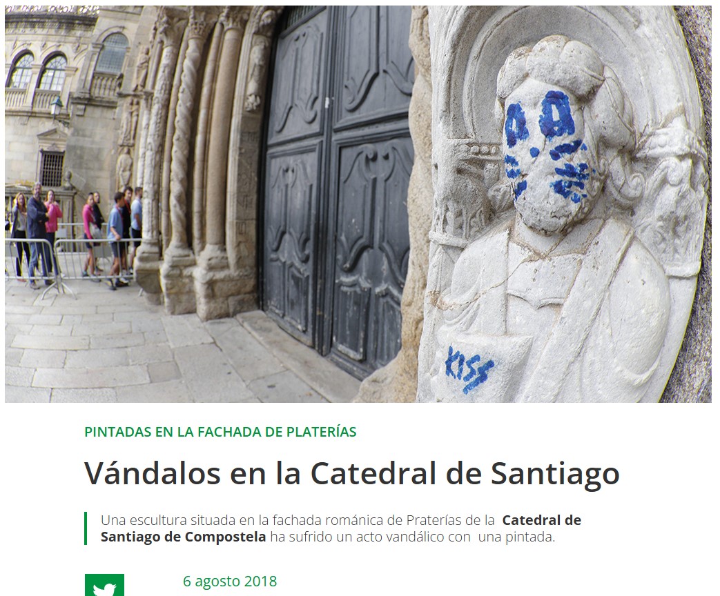 A imaxe mostra pintadas na fachada da Catedral de Santiago