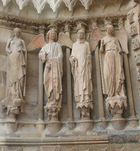 Fotografía das Estatuas columna da fachada da catedral de Reims, Francia
