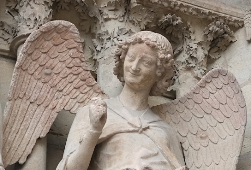 Fotografía do Detalle do anxo sorrinte da catedral de Reims, Francia