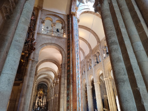 Fotografía das Naves lateral e central da Catedral de Santiago.