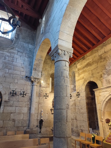 Fotografía da Columna e cubertas da Corticela en Compostela