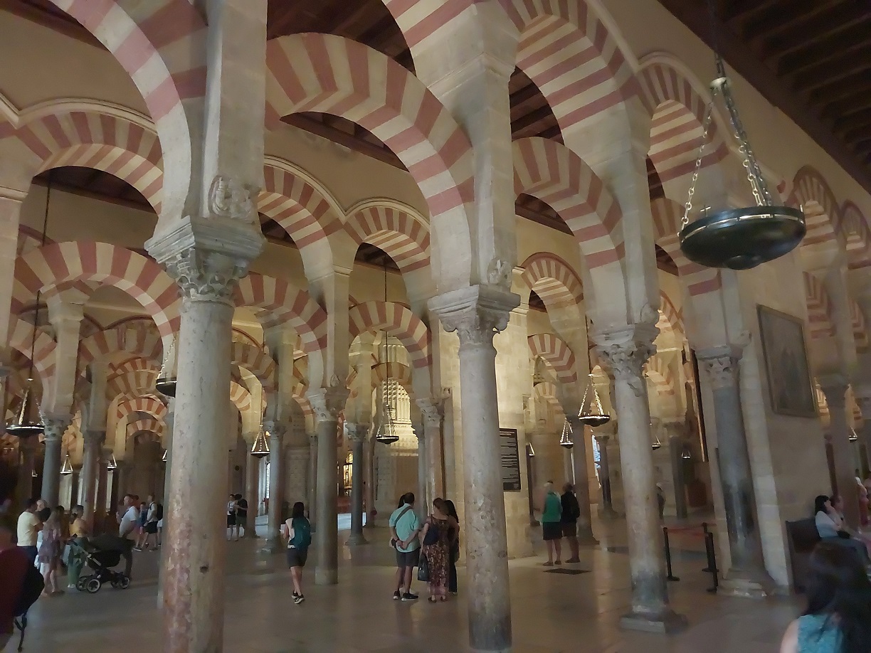 Arcos de medio punto con alternancia de cores nas doelas
