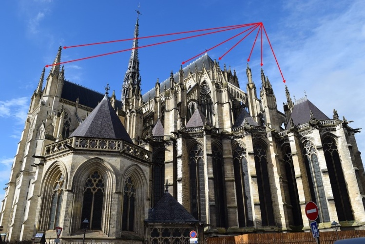 Fotografía resaltada dos Pináculos na catedral de Amiens, Francia