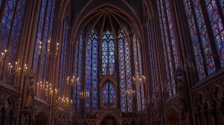 Fotografía do interior de Sainte Chapelle de París, Francia