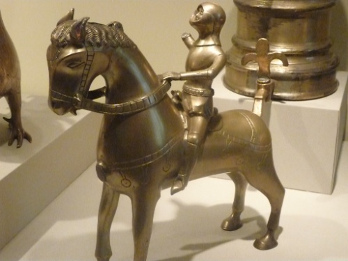 Fotografía de Almofía na forma dun cabaleiro