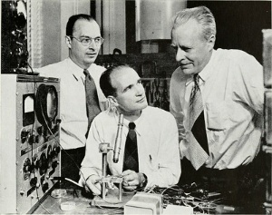 Fotografía de época de los tres científicos que inventaron el transistor 
