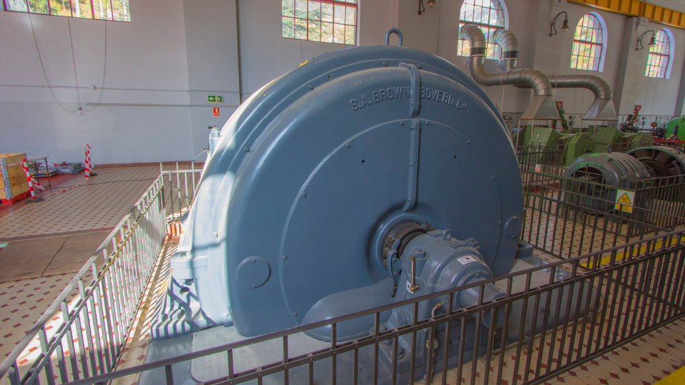 Fotografía de un alternador en una central eléctrica