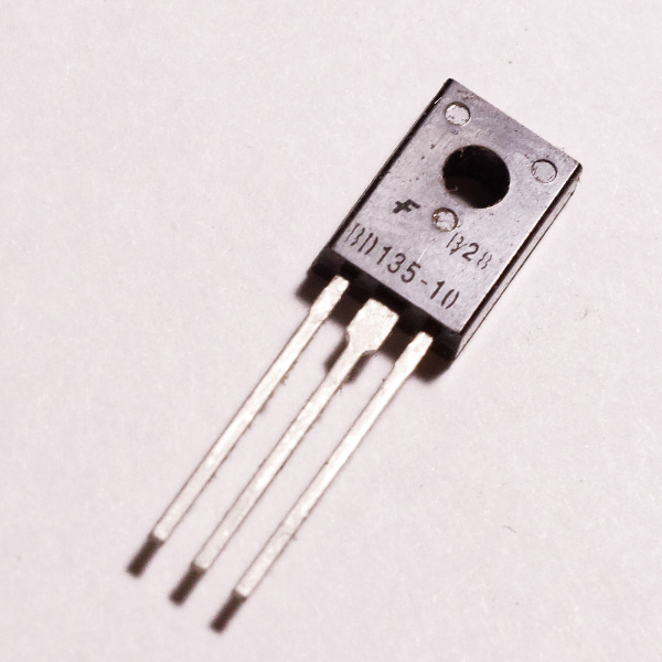 En la imagen puede verse un transistor modelo BD135-10