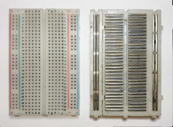 En la imagen se muestra una placa de pruebas por dentro y por fuera