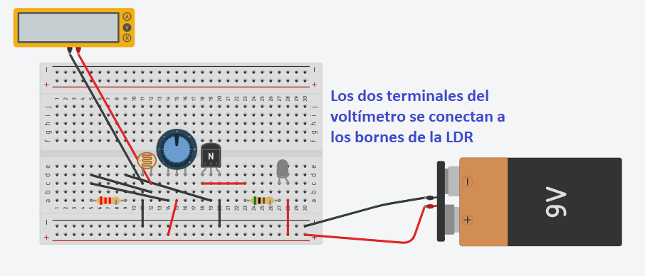 En la imagen se muestra un voltímetro colocado para medir voltaje en la LDR del circuito detector crepuscular con Tinkercad