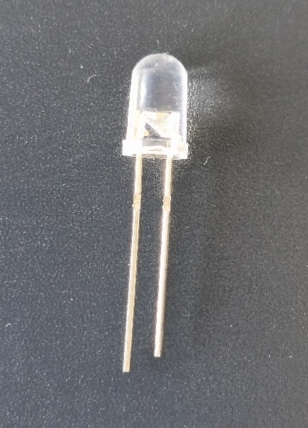 En la imagen puede verse un diodo LED transparente