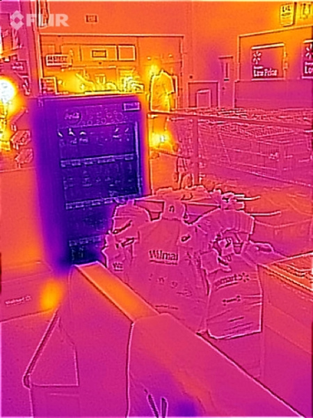 En la imagen se muestra un supermercado visto con una cámara de infrarrojos, en el que se distinguen los objetos por su temperatura.