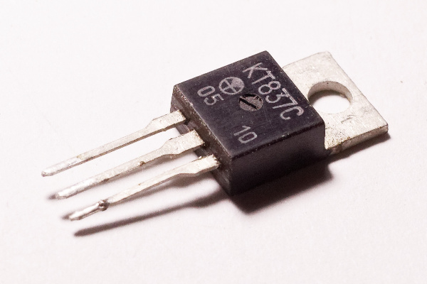 En la imagen puede verse un transistor modelo KT 837