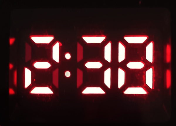 En la imagen puede verse un indicador de hora con LEDs