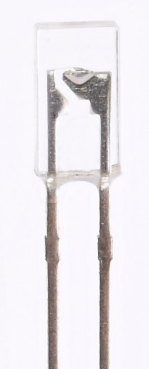 En la imagen puede verse un LED rectangular transparente