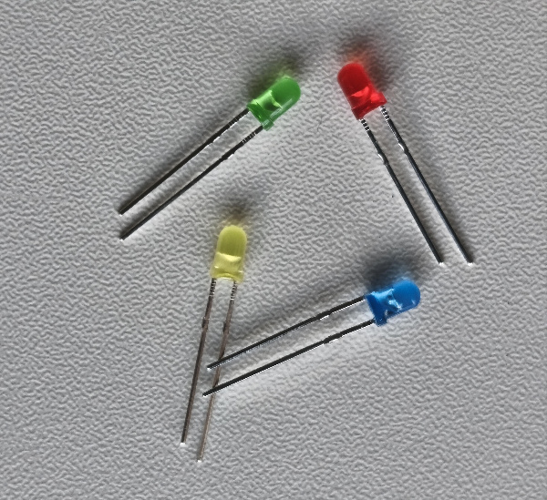 pEn la imagen pueden verse varios diodos LED de colores diferentes (rojo, verde, azul y amarillo)