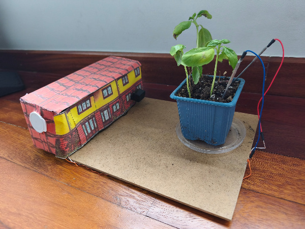 En la imagen se presenta una maqueta de un proyecto con un sensor de humedad para detectar riego de agua en una planta