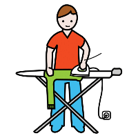 La imagen muestra a un hombre planchando una camisa