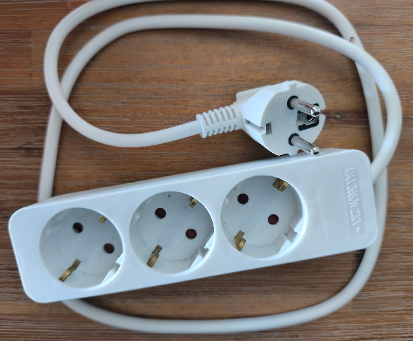 En la imagen puede verse una regleta eléctrica