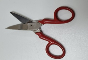 En la imagen pueden verse unas tijeras de electricista