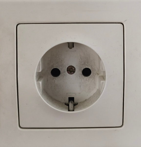 En la imagen puede verse una base de enchufe o toma de corriente. 