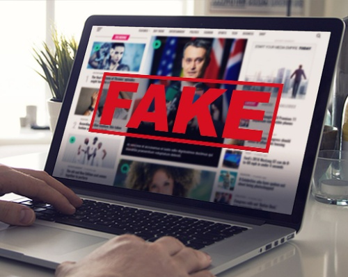 En la imagen puede verse una pantalla de ordenador con la palabra 'fake'