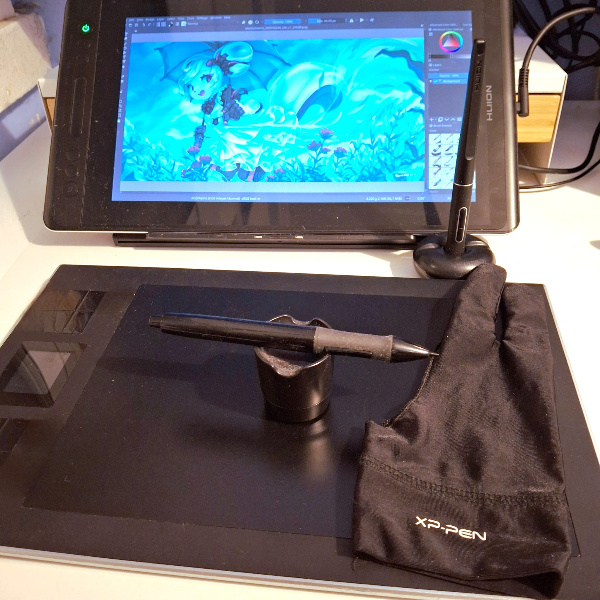 La imagen muestra una tableta digitalizadora con y sin pantalla