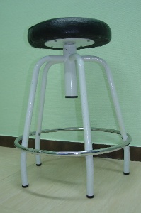 Fotografía de taburete con tornillo tuerca