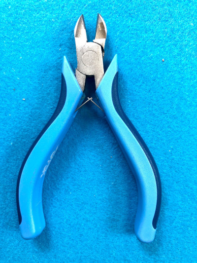 Alicate punta oblicua