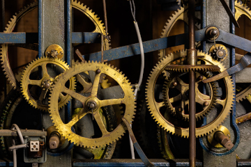 Fotografía del mecanismo de un reloj de torre