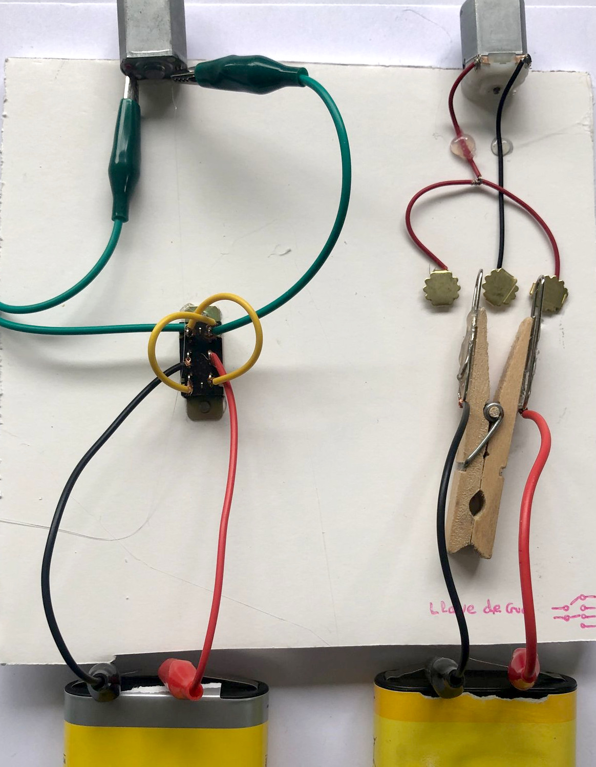 Montaje de un conmutador con componentes prefabricados (izquierda) o artesanales (derecha)