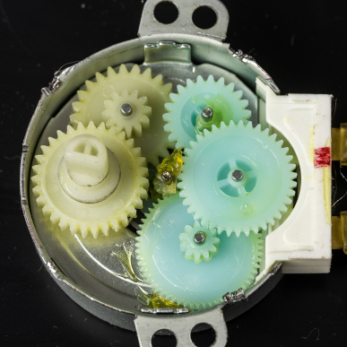 Fotografía de engranajes de un motor de microondas