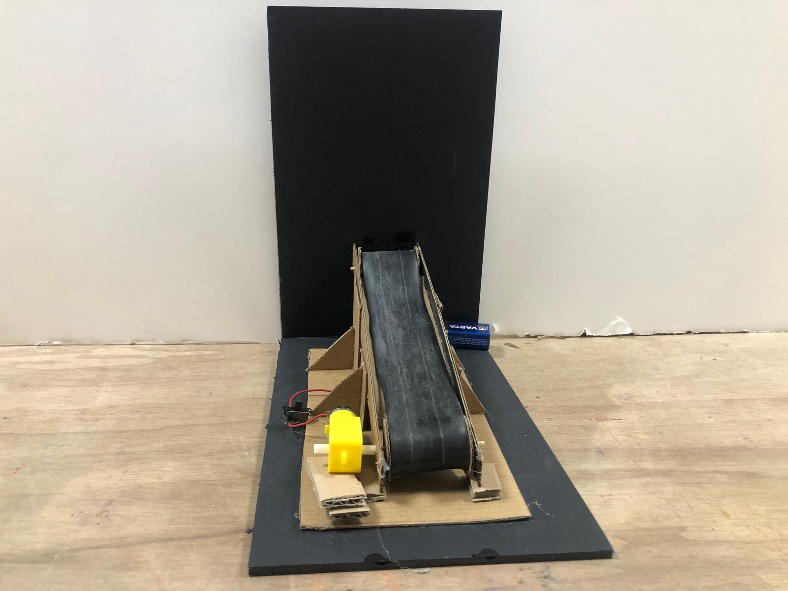 Fotografía de una rampa mecánica realizada por alumnado