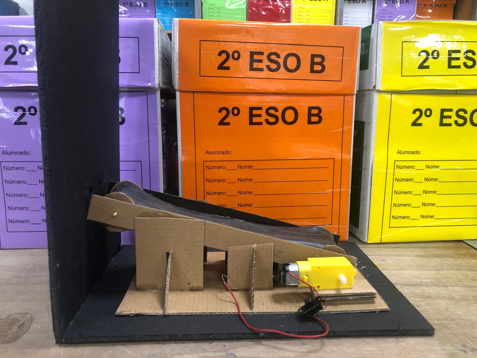 Fotografía de una rampa mecánica realizada por alumnado