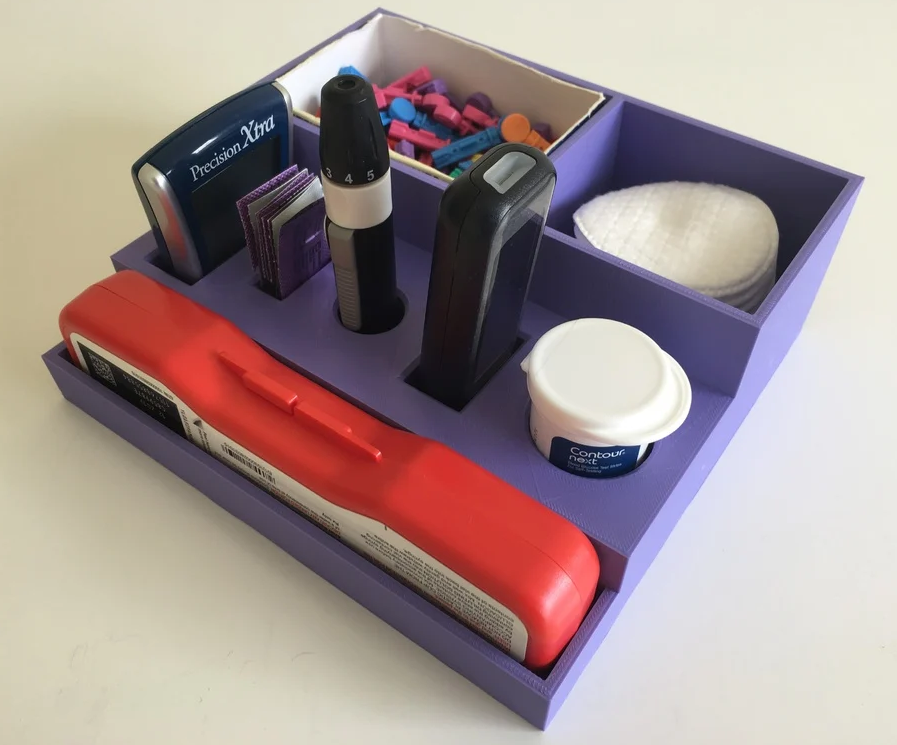 Organizador medicinas La imagen muestra un organizador de medicinas