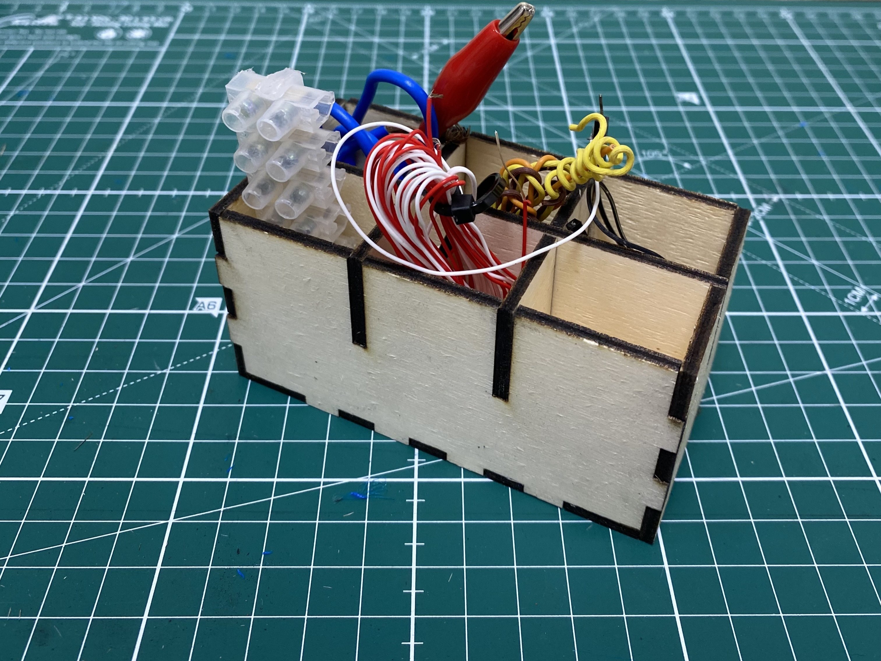 Caja organizadora de cables con corte láser 