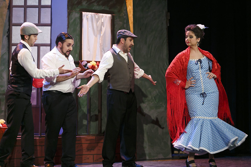 Representación dunha zarzuela con catro persoas no escenario