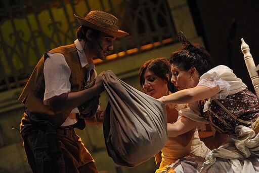 Dúas persoas representando unha zarzuela